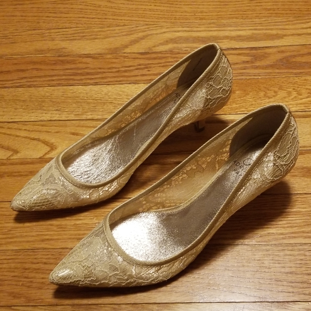 Adrianna Papell beige lace kitten heel NWOT 7 1/2